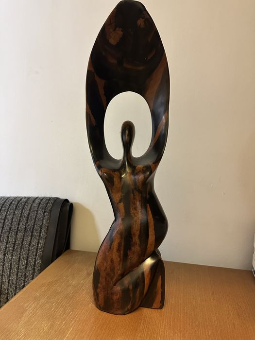Sculptura abstracta “Femeie cu mainile sus”
