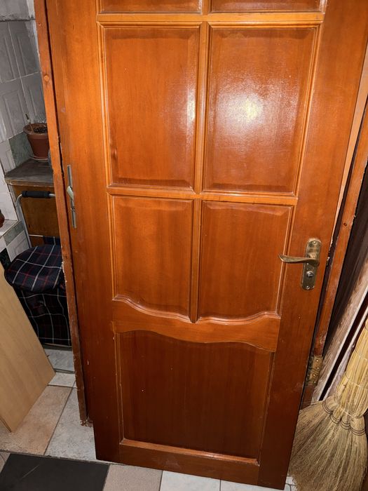 Продаю 4 двери межкомнатные (деревянные)