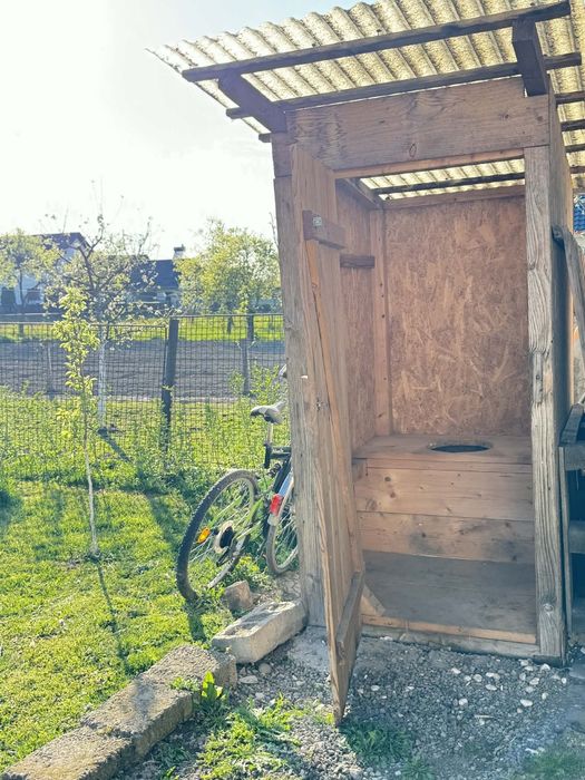 Toaletă din lemn.
