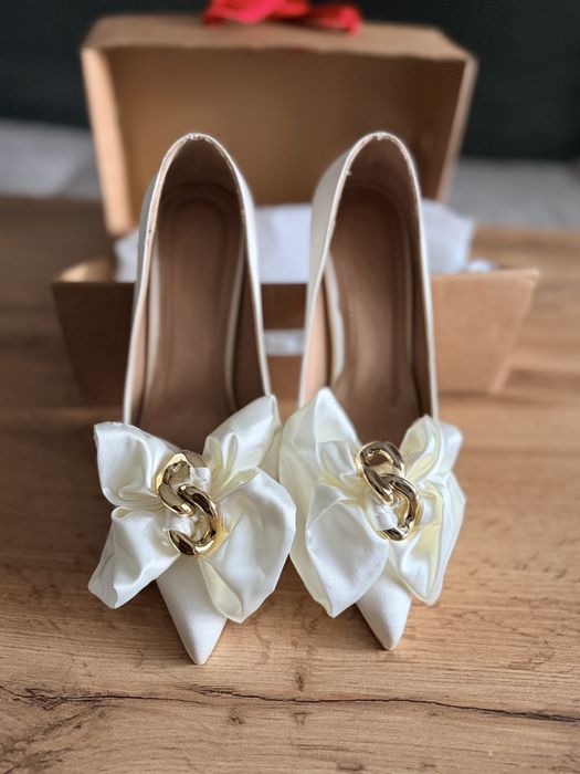 Vând pantofi de mireasa Benaza