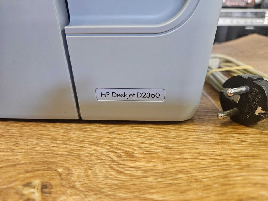 Цветен мастиленоструен принтер HP Deskjet D2360.