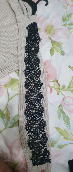 Бежевый свитер с узорами и с сеткой