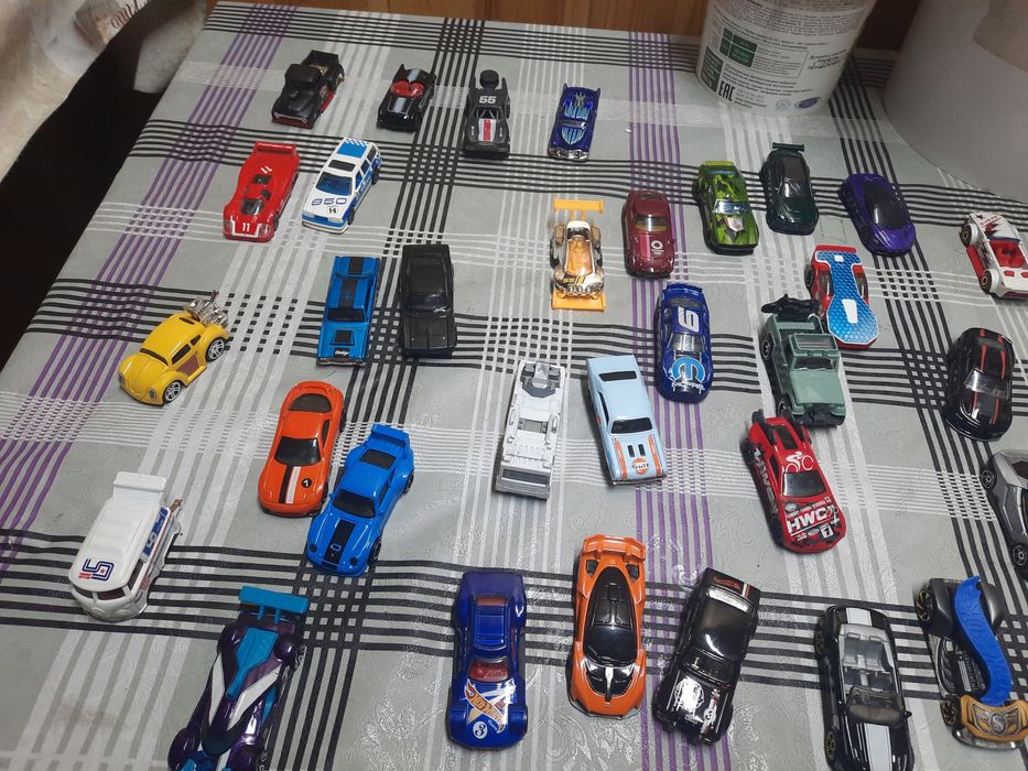 Машинки HOT Weels