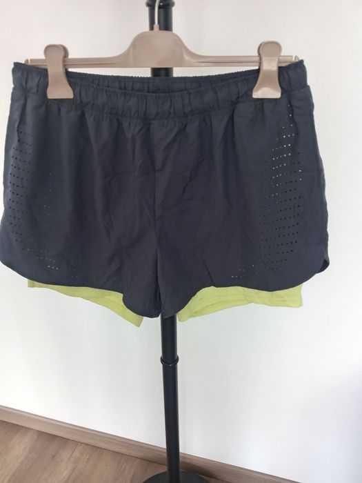 Vând pantaloni scurți  unisex