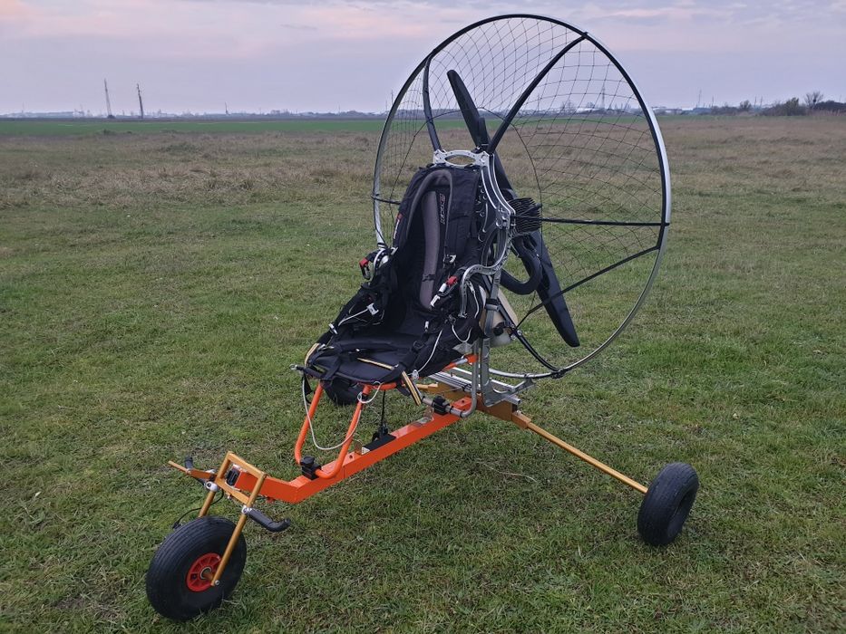 Trike pentru paramotor de spate