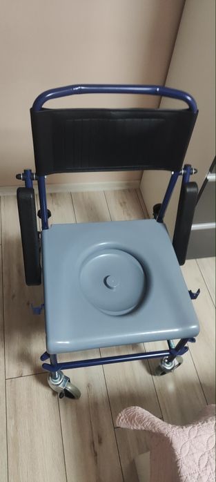 Стол за баня и тоалетна с колелца