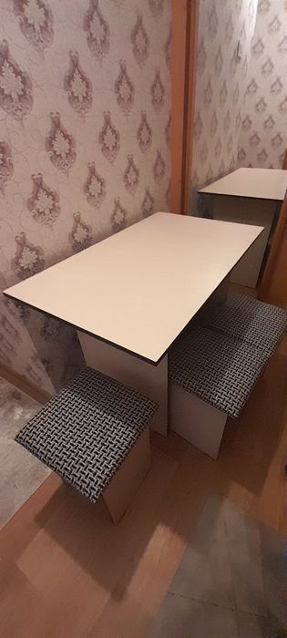 Кухонный стол и 4 табуретки