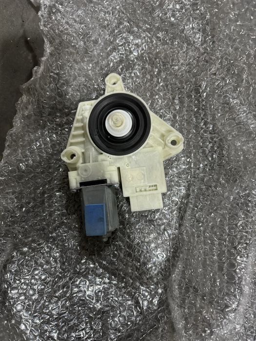 Моторчик стеклоподьемника на рапид