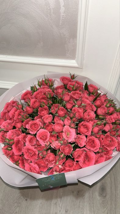 букет цветов кустовых роз