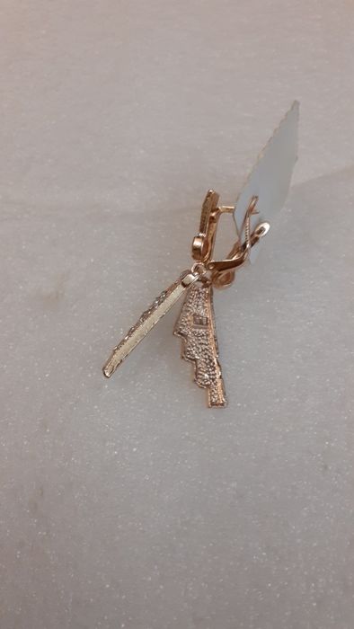 Красивые новые качественные серьги. Бижутерия(под золото)