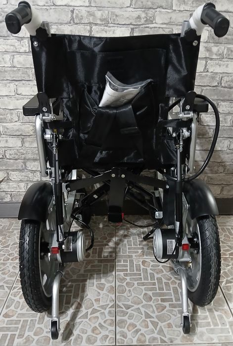 Электрическая инвалидная кресло-коляска отличного качества и комфорта.