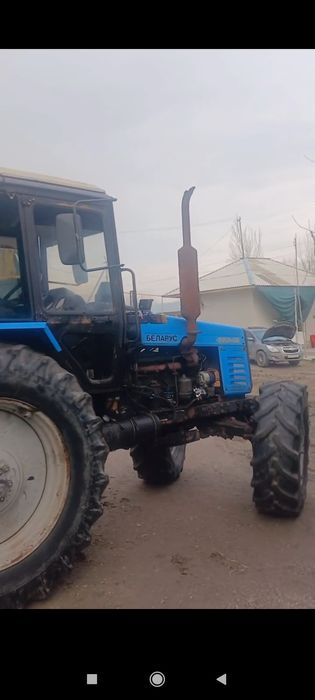 Belarus 1221.2  4 ko'rpus plugi bilan