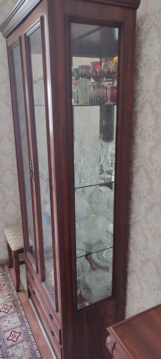 2 посудных шкафа, комод для гостинной