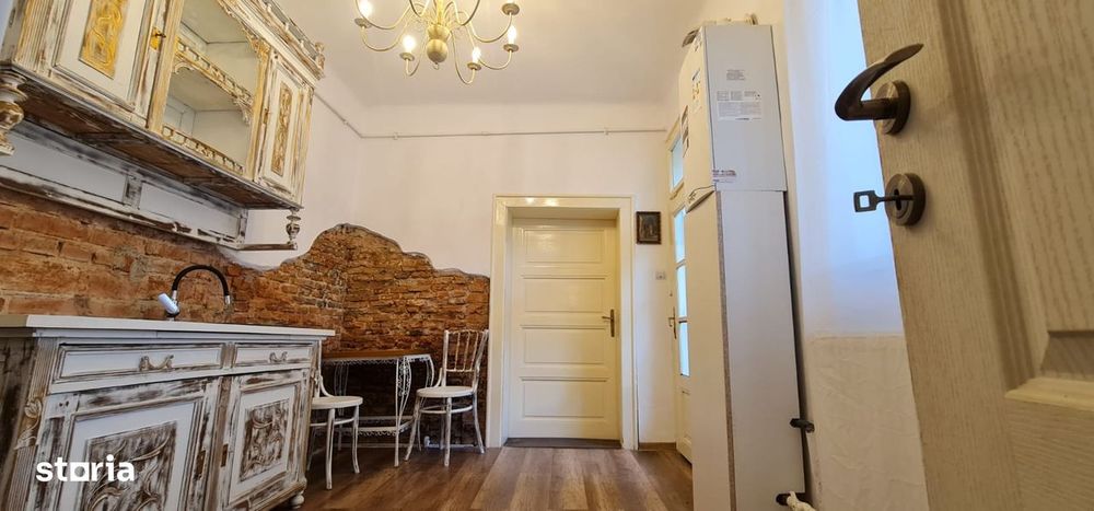 Vand apartament la casa , 2 camere , zona centrala