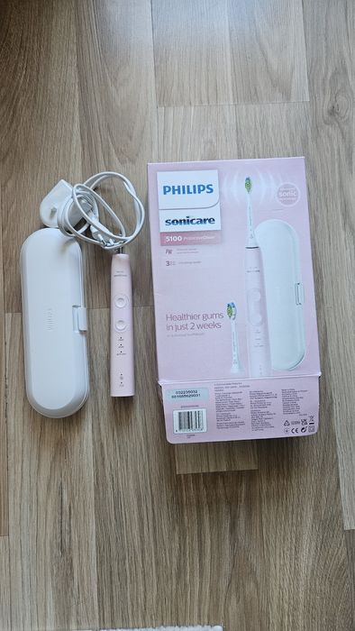 3бр. нови глави, зарядно, кутия и четка Philips Sonicare 5100
