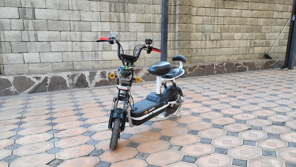 Скутер сатылады. Өзінің фарасы істемейді .