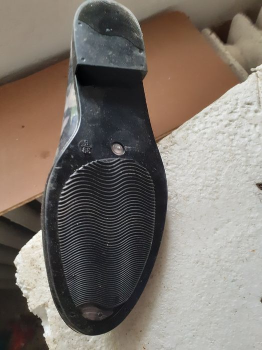 Vând foarte convenabil o pereche de cizme de cauciuc