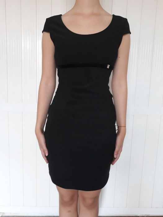 Къса черна рокля с ефектен гръб