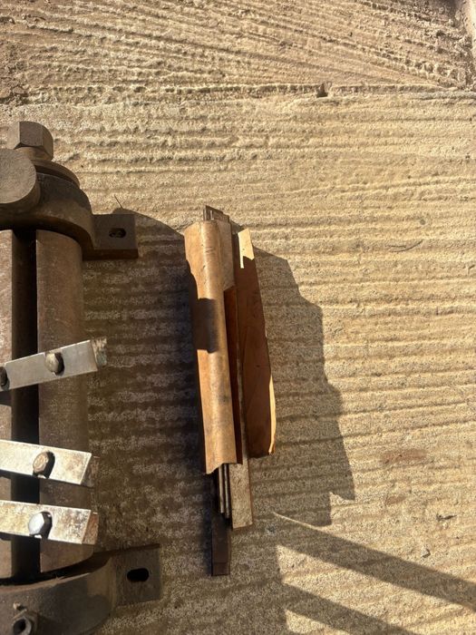 Vând 2 axe pentru abric, 300 mm, cu cutii incluse