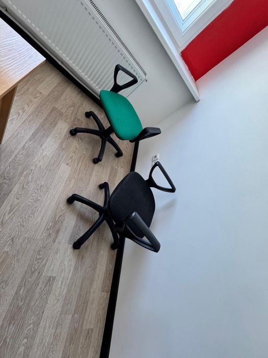 Отдам даром тумбочку и кресла