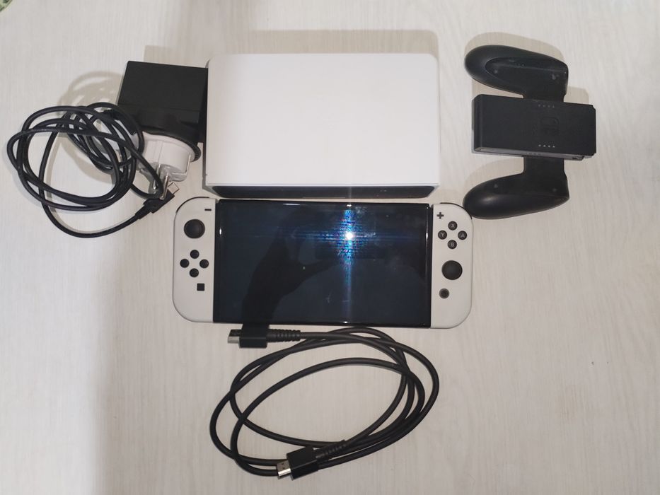 Продаю Nintendo Switch (OLED)