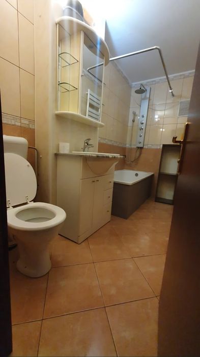 Închiriez apartament cu 4 camere