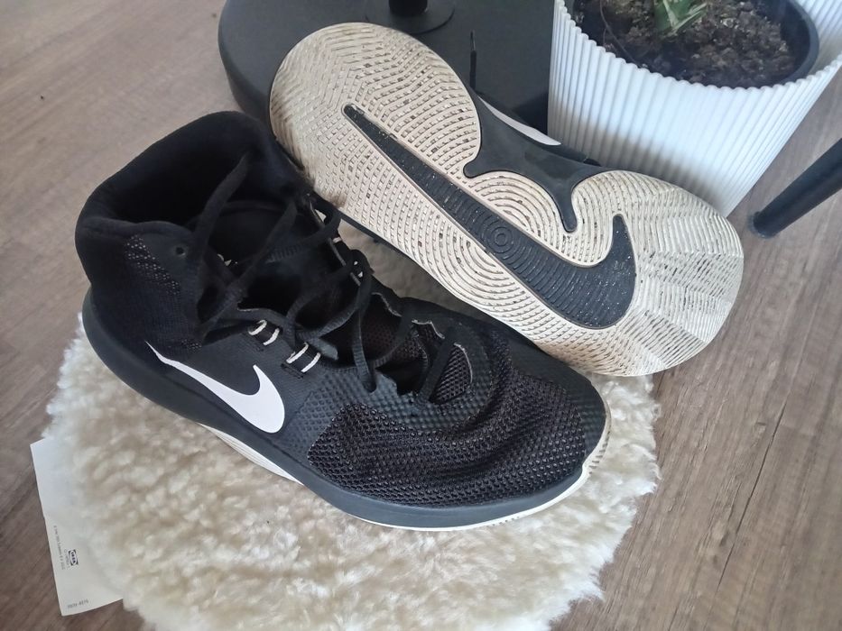 Vând adidași Nike
