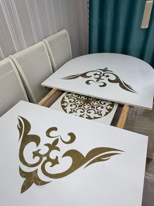 Стол со стульями