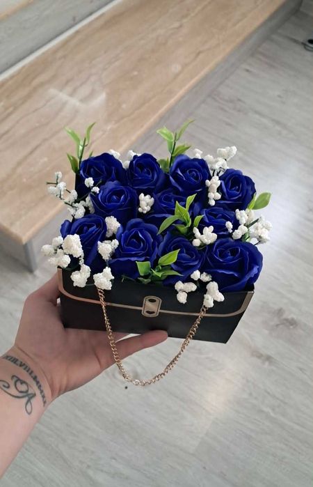 Чантичка с рози от пластичен сапун