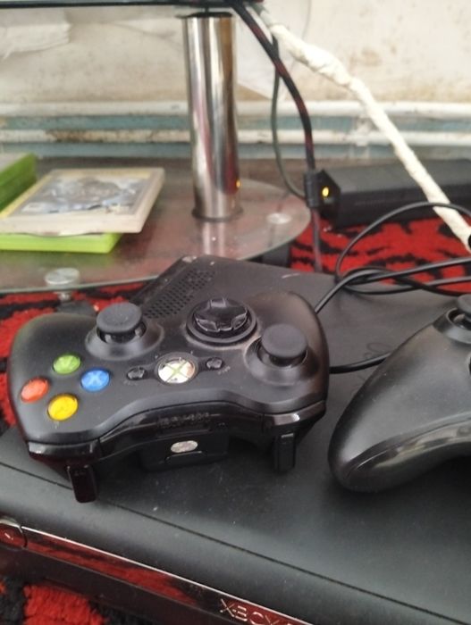 X box 360 cu 2 manete și 4 jocuri