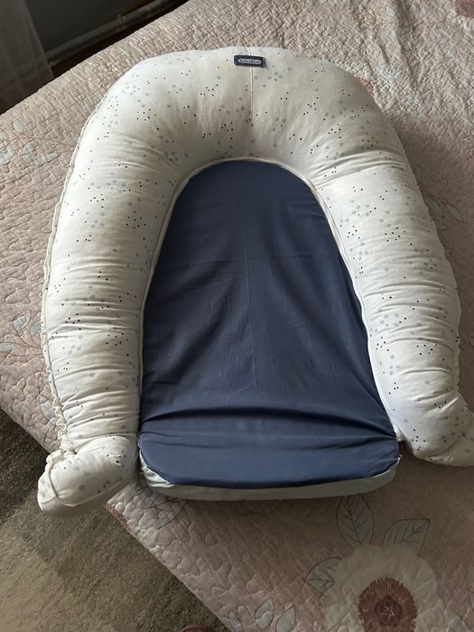 2 în 1- Baby nest si perna alăptat