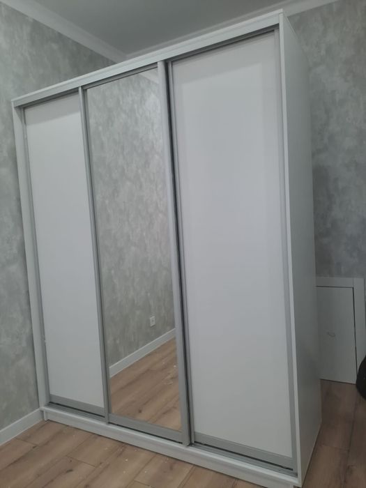 Белый шкаф купе с зеркалом