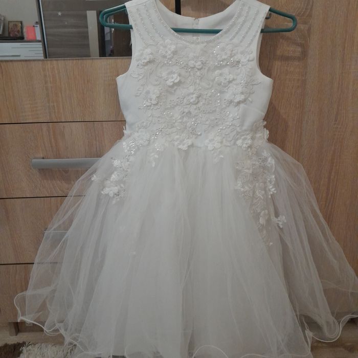 Бяла шаферска рокля