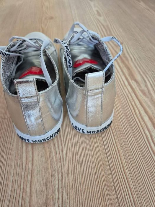 Кецове в сребристо Moschino