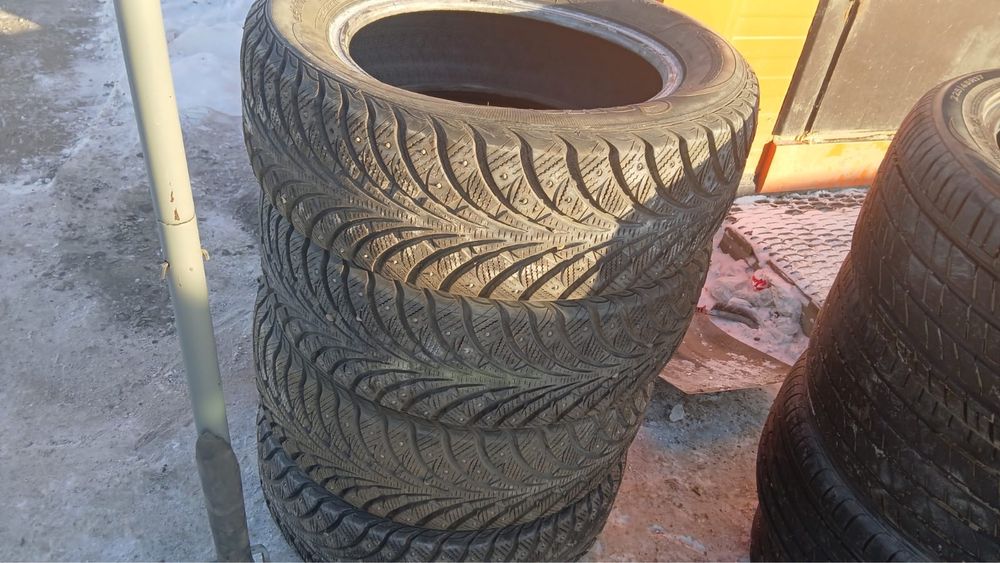 Продам зимние шипованные шины размер 16