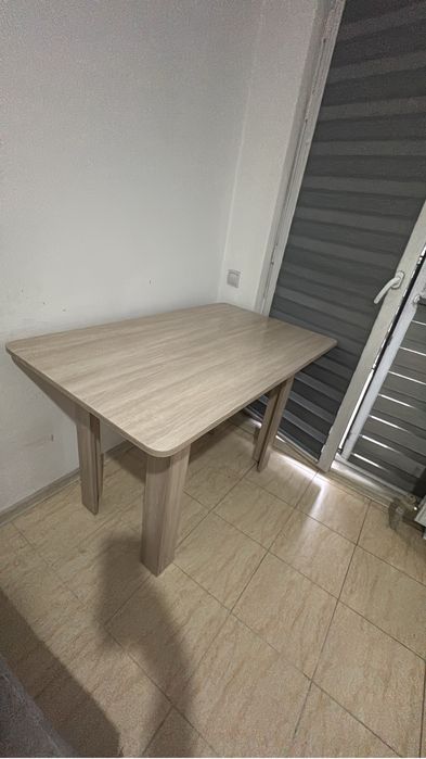 Стол кухонный.