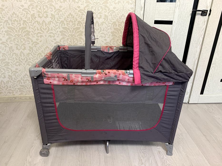 Детский манеж на колёсиках