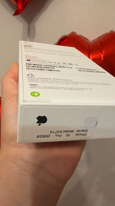 Продам I-PHONE 18 pro, 256 glacier (синий)