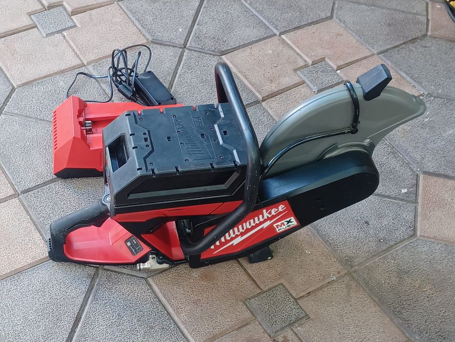 Drujba de tăiat asfalt, beton etc pe acuy MILWACKEE MXF COS 350 că nou