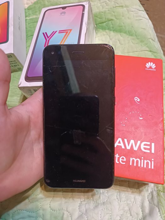 5 телефонов 2 Samsung, 1 lg, 2 Huawei,