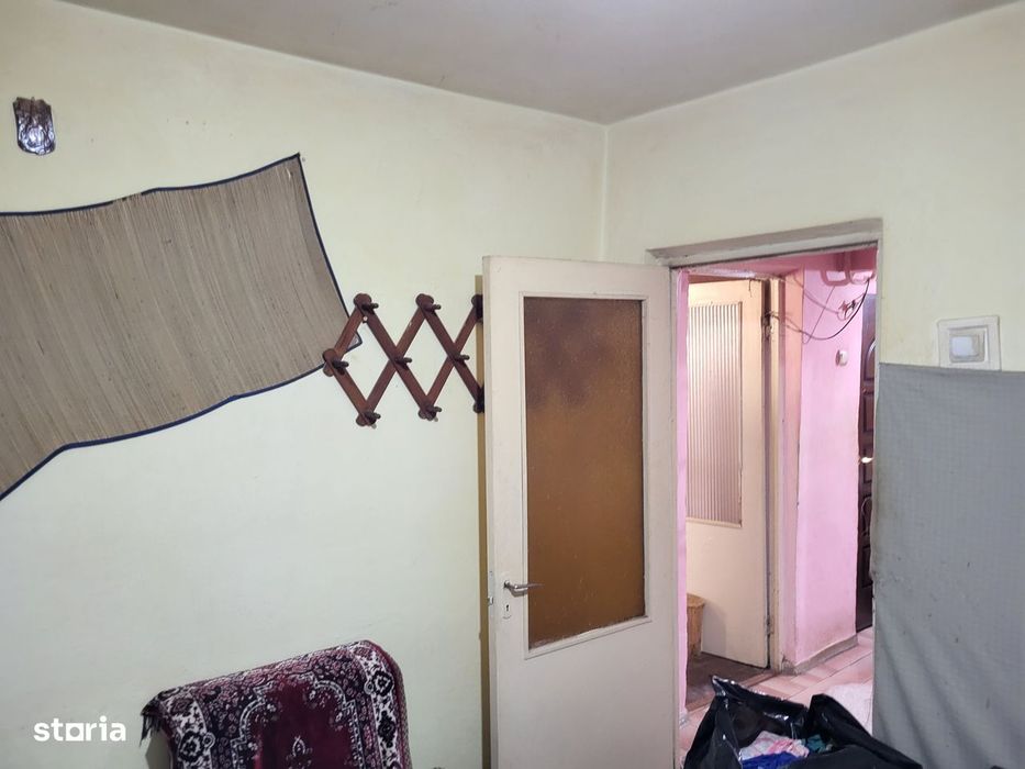 Apartament 3 camere, parter, cu balcon. Necesita renovare completa.