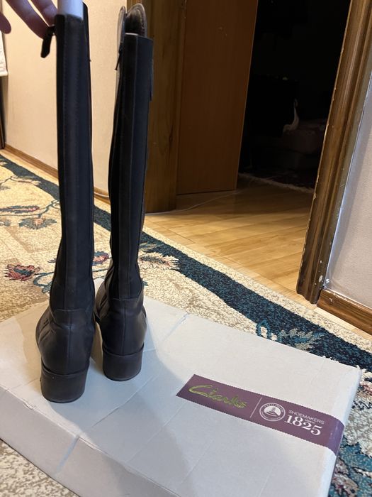Продам кожаные сапоги Clarks