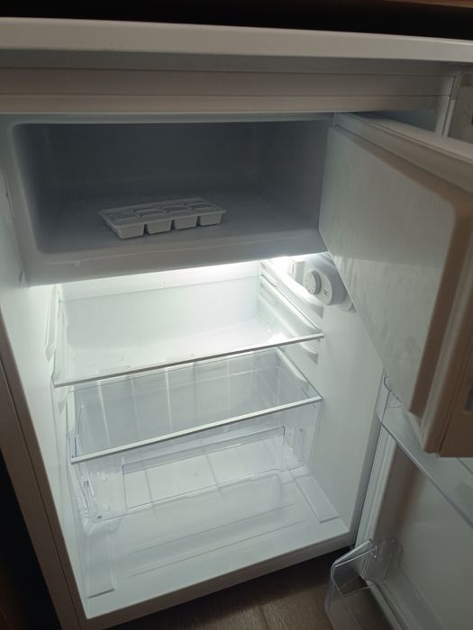 Нов малък хладилник