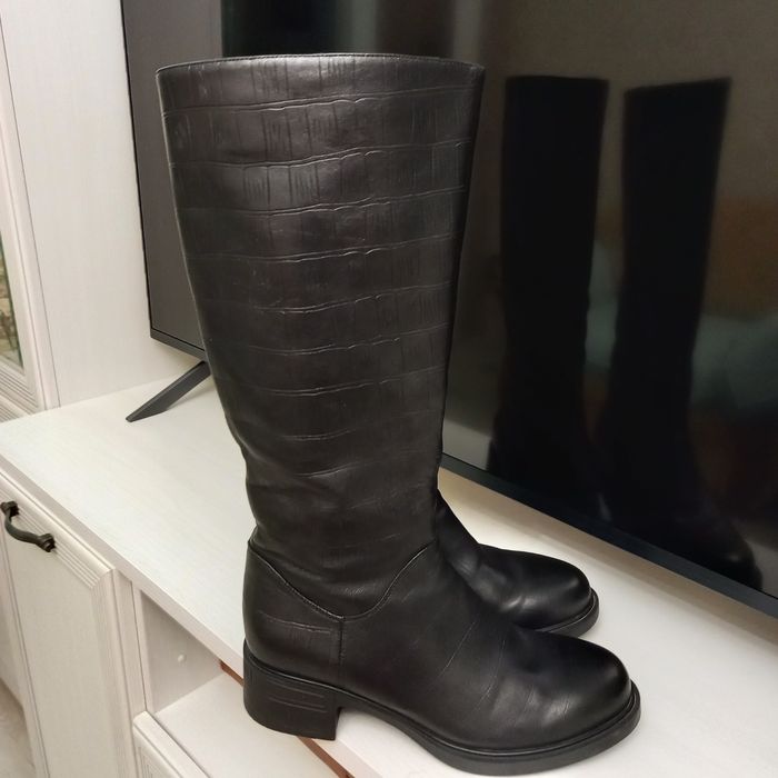 Продаю женские сапоги.