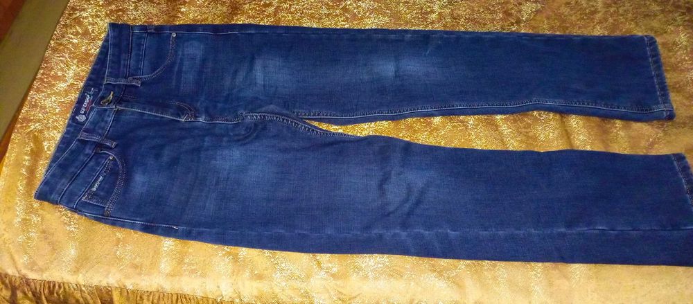 Продаются джинсы