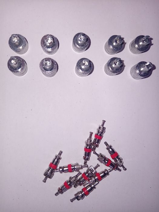 Комплект 10 бр.капачки и 10 бр. Иглички за вентил