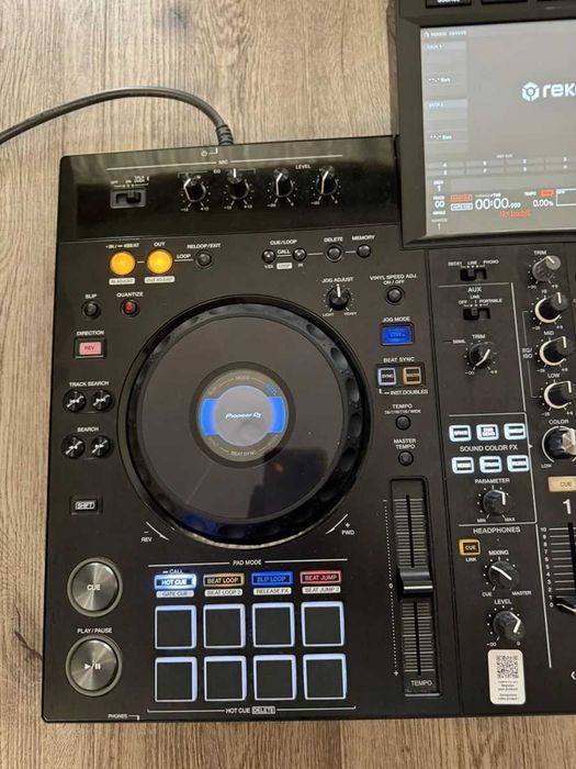 Pioneer DJ XDJ-RX3 cu suport pentru boxe Headliner
