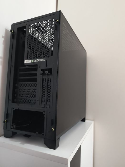 Vând carcasă pc Corsair 4000D