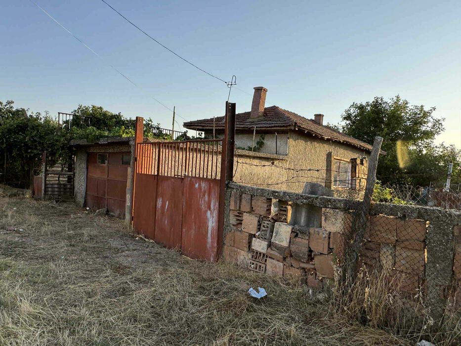 Продавам къща в с.Чернолик с много голям двор