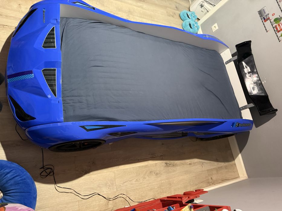 Pat in forma de masina cu leduri si lumini